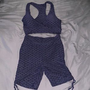 TEXTURED SPORTS BRA AND RUCHED BIKER SHORTS